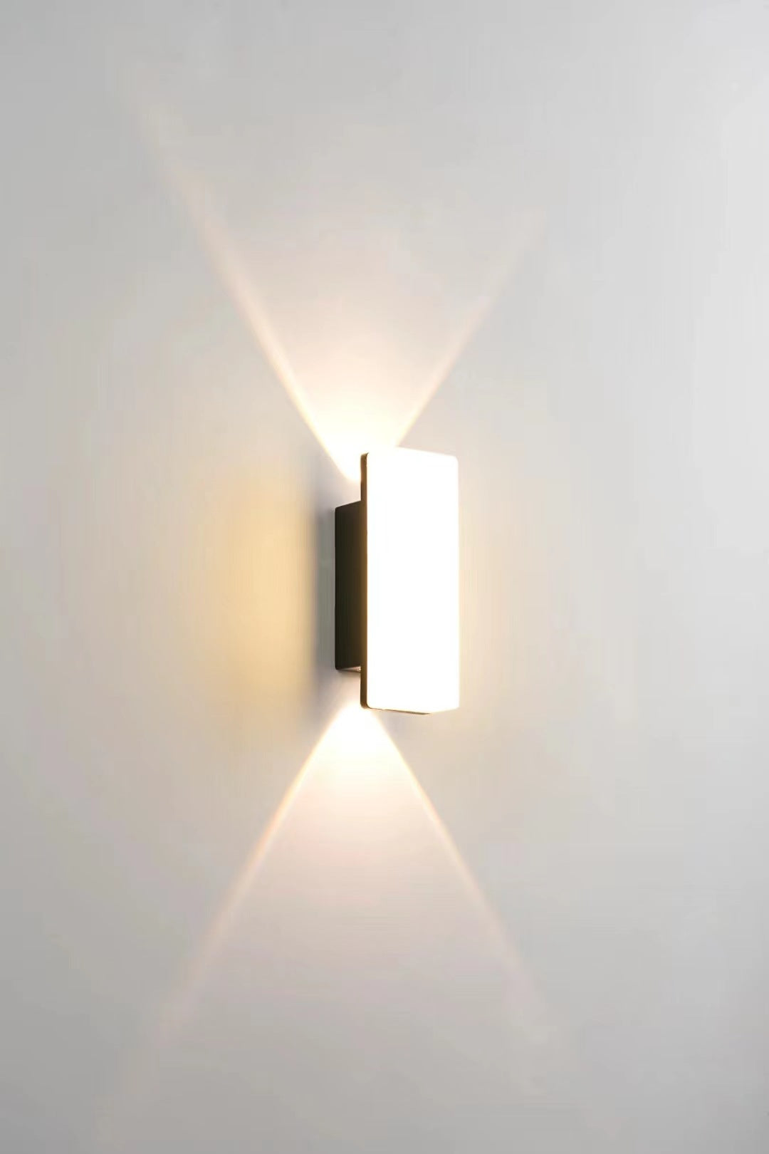 Aurora Courtyard Wall Lamp – Outdoor Warm Ambient Light
